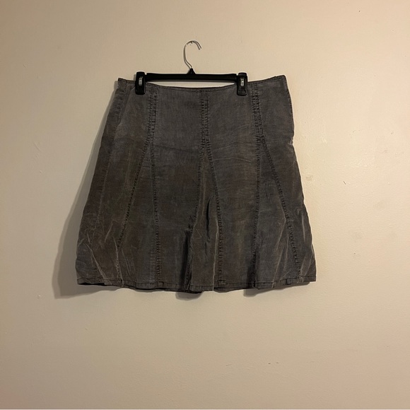 Women’s size large charcoal color skirt from Gap - Picture 2 of 3